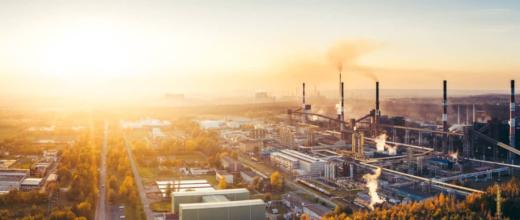 Usines dans un paysage de soleil levant